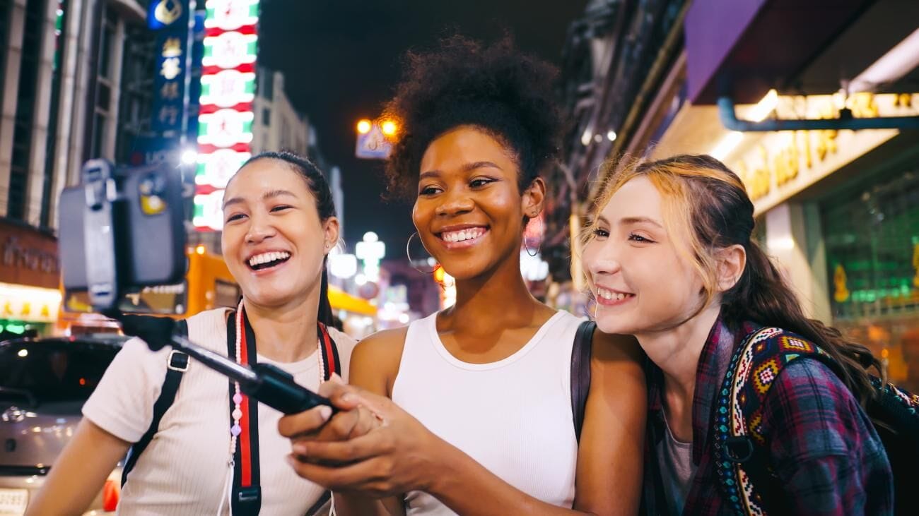 5 Must-try Street Food Chinatown Bangkok 1 A diverse group of female friends enjoying a night out together on Yaowarat Road, also known as Chinatown, in Bangkok, Thailand-2