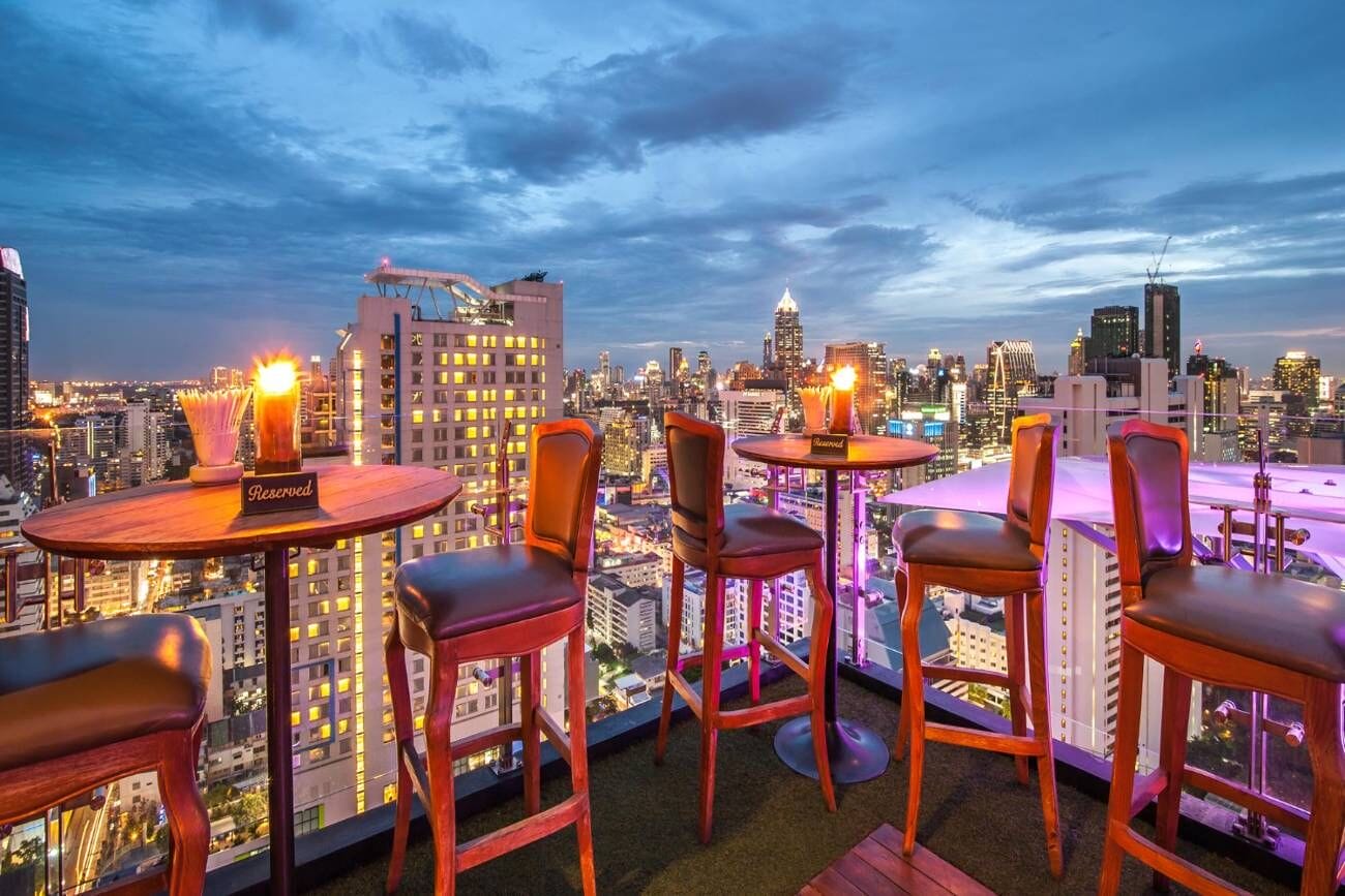 Sky High Delights: 30 Top Rooftop Bars in Bangkok for Foodies and Drink Connoisseurs 1 An enchanting view from one of Bangkok's rooftop bars, displaying the city's vibrant skyline and lively atmosphere