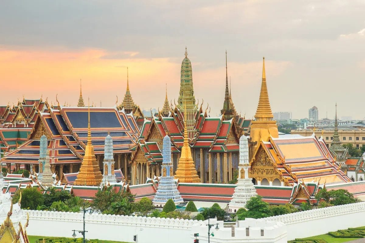 Discover the Spiritual Heart of Thailand: A Comprehensive Guide to the Temples of Bangkok 4 The resplendent Wat Phra Kaew, or Temple of the Emerald Buddha, nestled in Bangkok's Grand Palace
